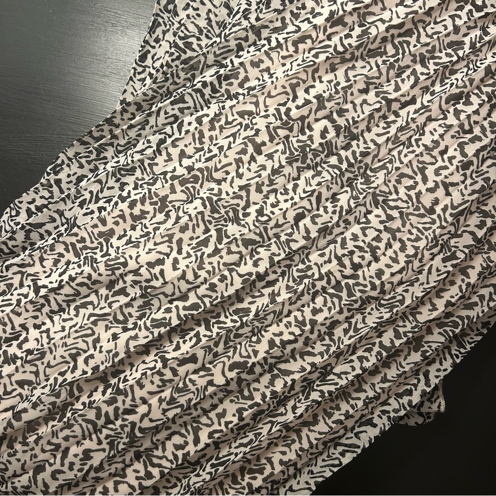 Dusty pink and black pleaded skirt - Picture 2 of 3